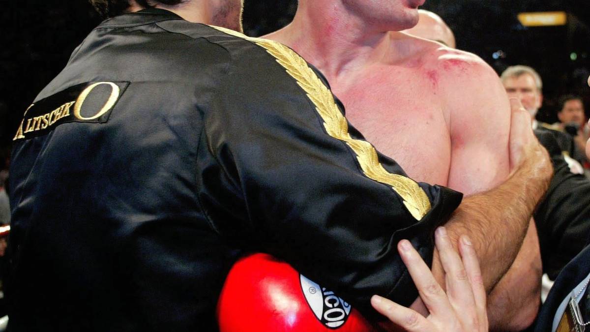 Besonders bitter: Der heutige Bürgermeister von Kiew liegt bis dahin bei allen Punktrichtern vorne. Es ist eine von nur zwei Niederlagen Klitschkos in 47 Profikämpfen