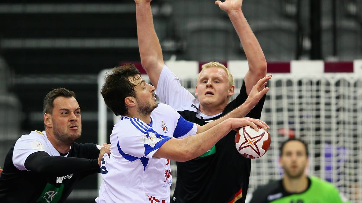 In der ersten Halbzeit haben die deutschen Spieler um Jens Schöngarth (l.) und Patrick Wienczek alle Hände voll zu tun