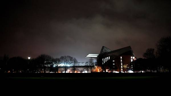 Das Anfield Stadion in Liverpool bei Nacht
