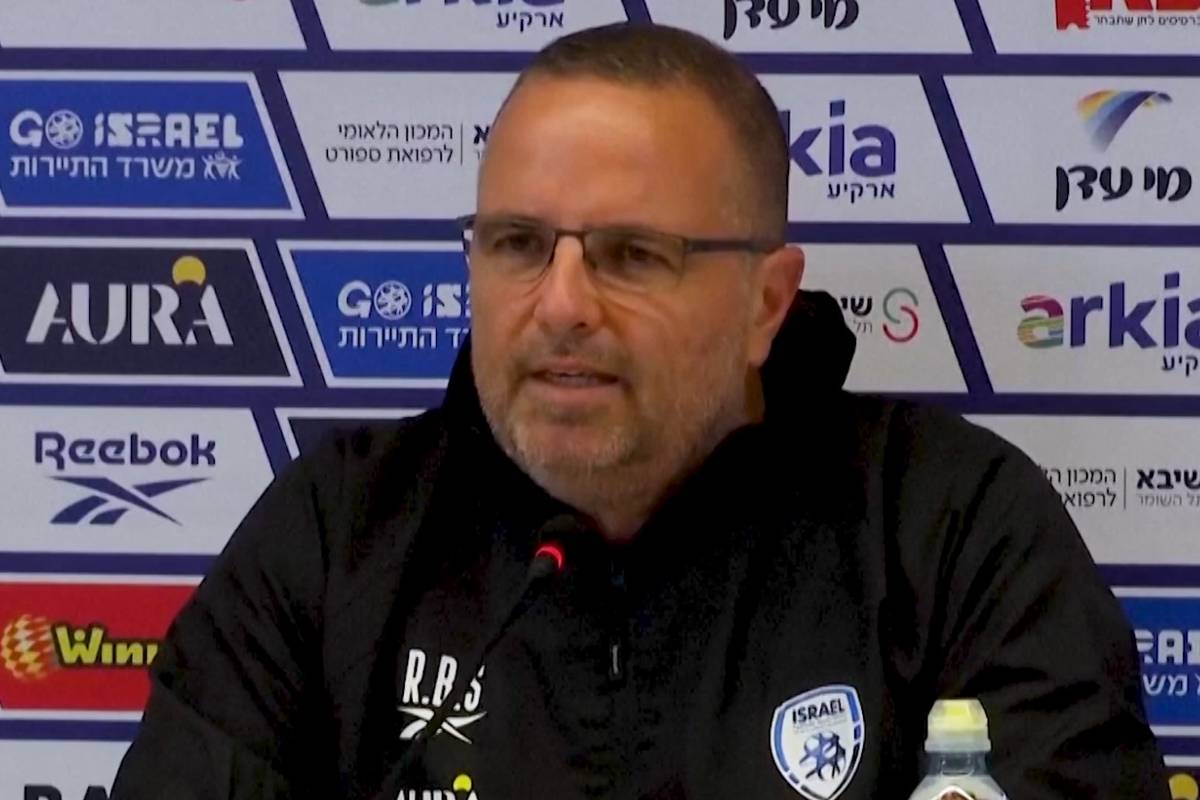 Israels Nationaltrainer Ran Ben Shimon wird vor dem WM-Qualifikationsspiel gegen Italien mit der humanitären Katastrophe in Gaza konfrontiert. 