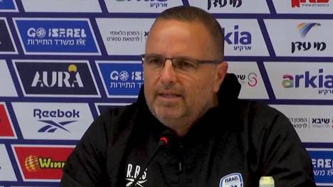 Israels Nationaltrainer Ran Ben Shimon wird vor dem WM-Qualifikationsspiel gegen Italien mit der humanitären Katastrophe in Gaza konfrontiert. 