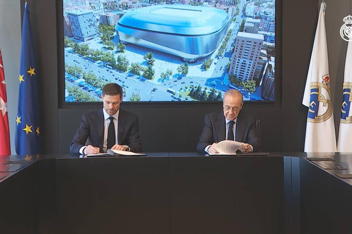 Hier unterschreibt Alonso bei Real Madrid