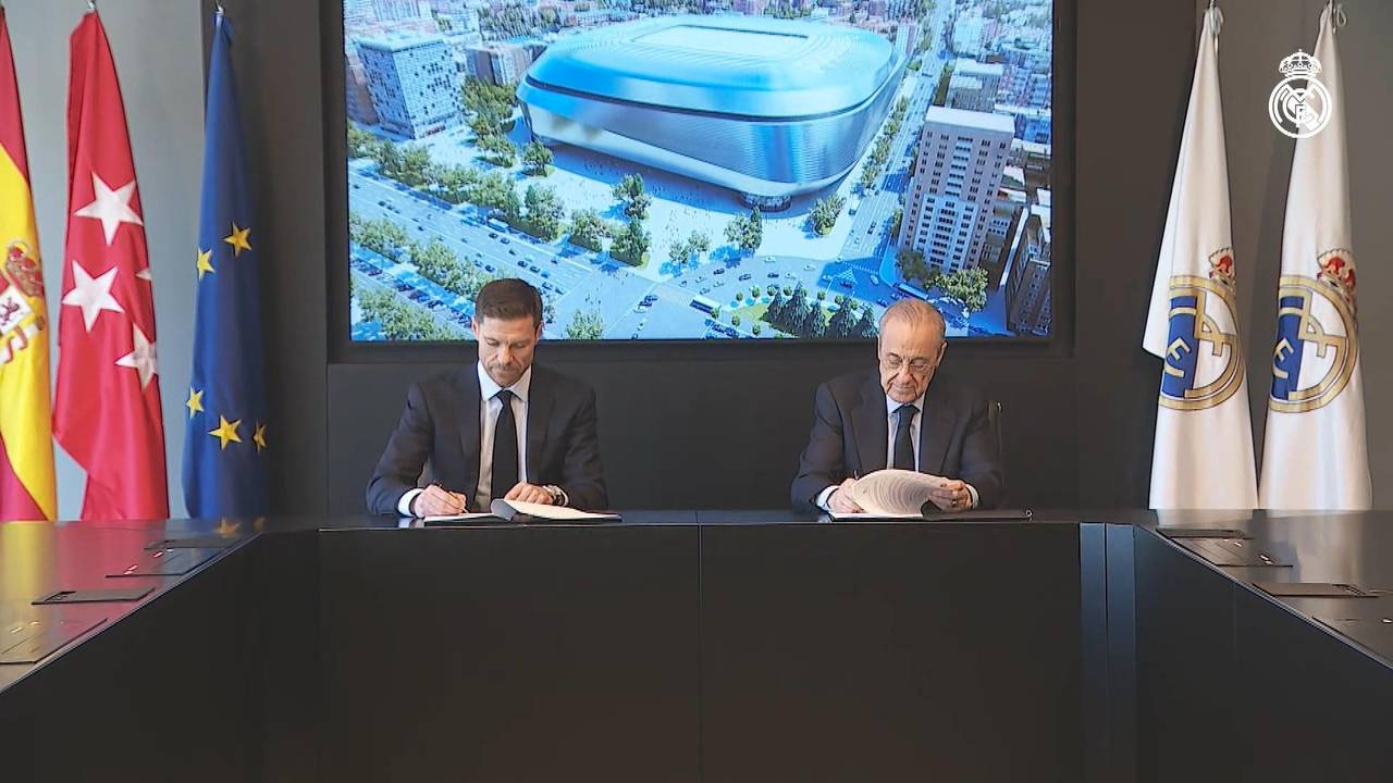 Hier unterschreibt Alonso bei Real Madrid