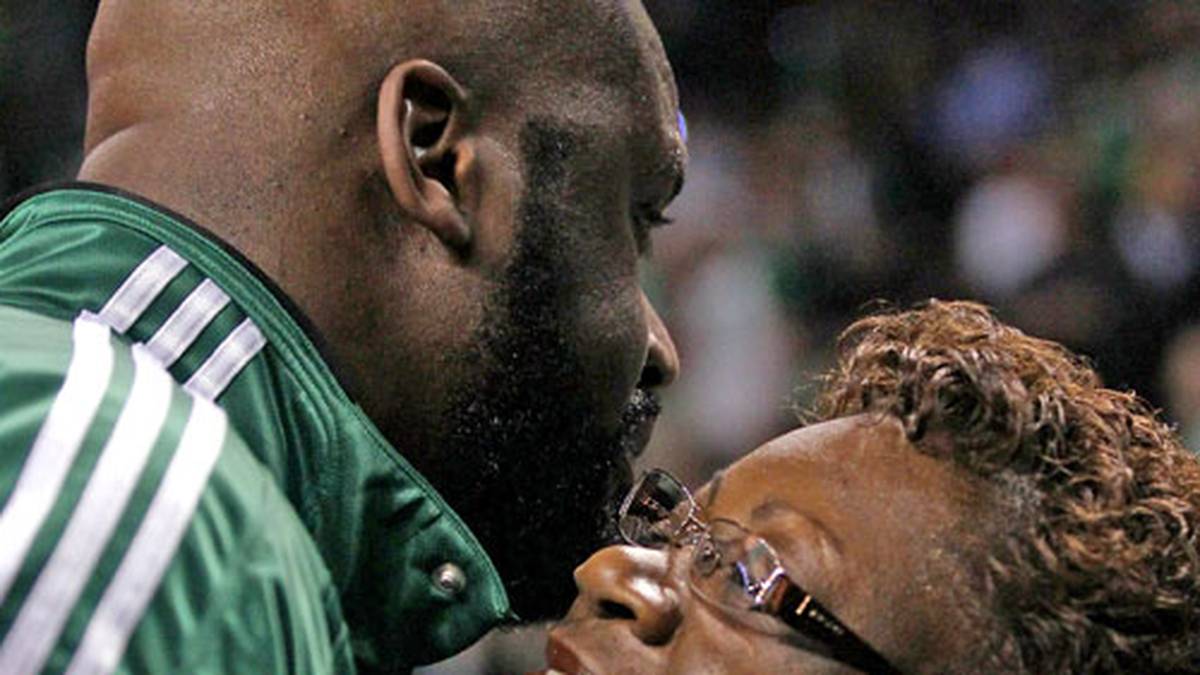 Beim Abschied wählt der Center-Koloss eher bescheidene Worte, dankt in einer Video-Botschaft nicht etwas seiner Mama Lucille, sondern gleich "Euch allen". Zurück bleiben aber vor allem unzählige großspurige Sprüche und selbst verliehene Künstlernamen