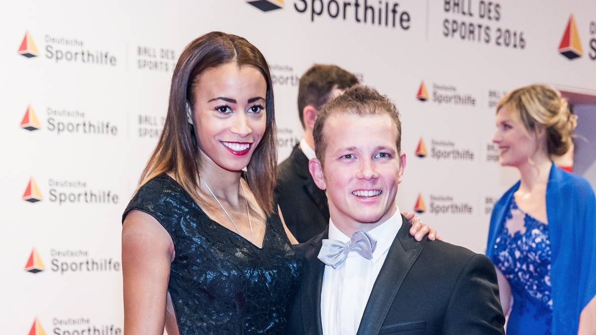 Turner Fabian Hambüchen and Leichtathletin Tatjana Pinto posieren gemeinsam für die Kameras