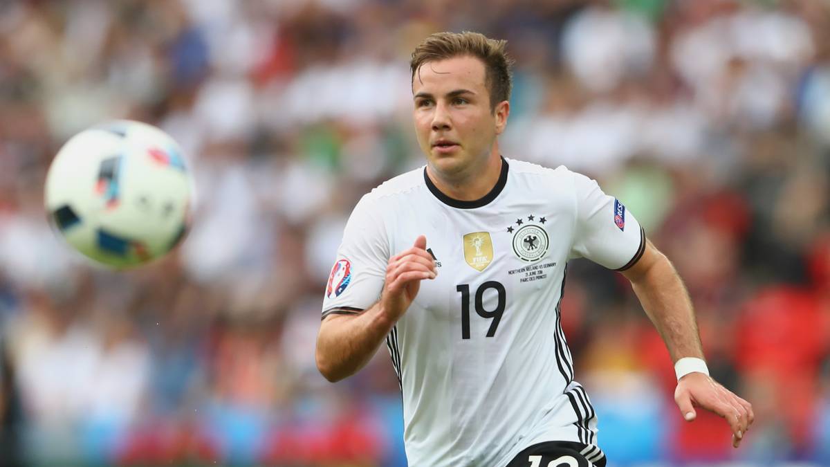 Auch bei der EM 2016 hat Götze einen schweren Stand. Bundestrainer Joachim Löw setzt ihn zu Beginn in der Sturmspitze ein. Götze rackert, macht aber eine eher unglückliche Figur, verliert im Laufe des Turniers seinen Stammplatz