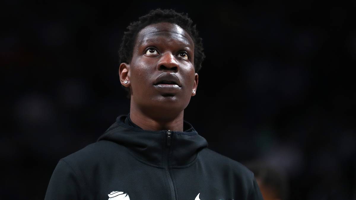 BOL BOL: Der diesjährige Draft-Pick könnte sich ebenfalls zum Steal entwickeln. Ursprünglich war der Sohn von Manute Bol als Top-10-Pick gehandelt, aber die Nuggets schnappten ihn sich im Tausch mit den Miami Heat, die ihn an 44. Stelle drafteten. Der 2,18 Meter große Center kann, wenn er fit bleibt, ein vielversprechendes Puzzleteil für Denver werden, ist aber zunächst wohl eine Investition in die Zukunft
