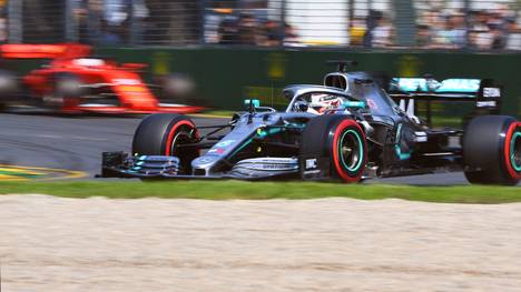 Lewis Hamilton sicherte sich die erste Pole-Position des Jahres und geht damit als Favorit ins erste Saisonrennen