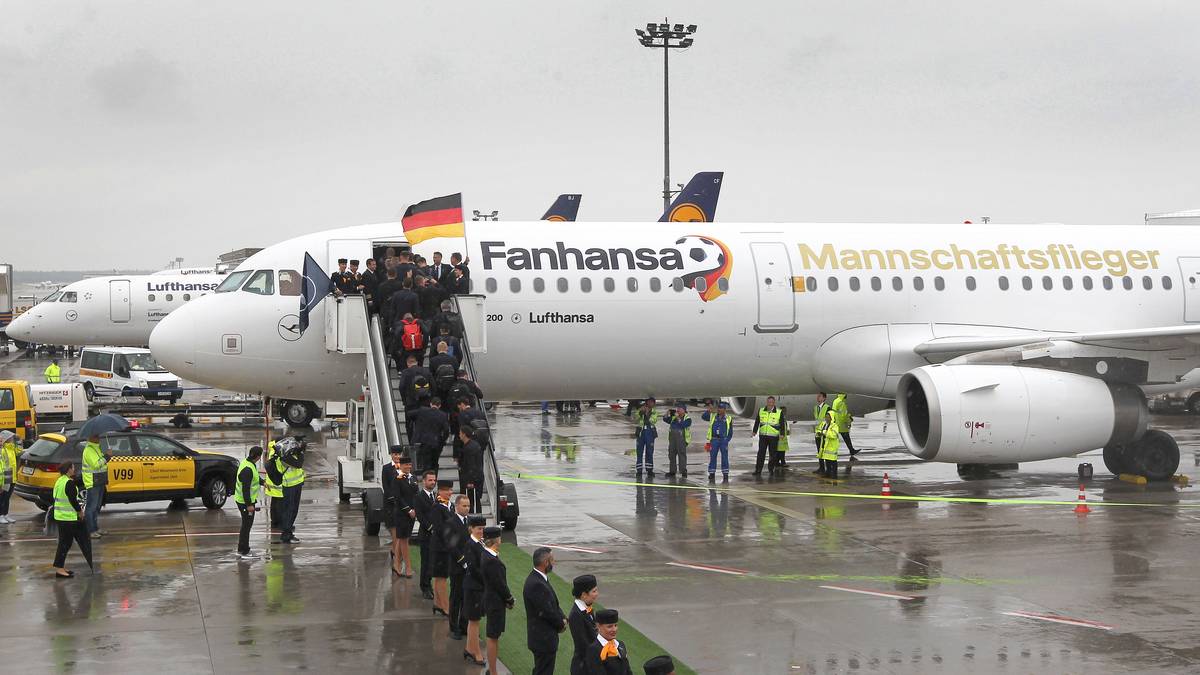 Vom Frankfurter Flughafen aus geht es mit der Sondermaschine LH 2018 nach Moskau und von dort weiter ins Quartier, das Hotel Vatutinki in der Nähe der russischen Hauptstadt