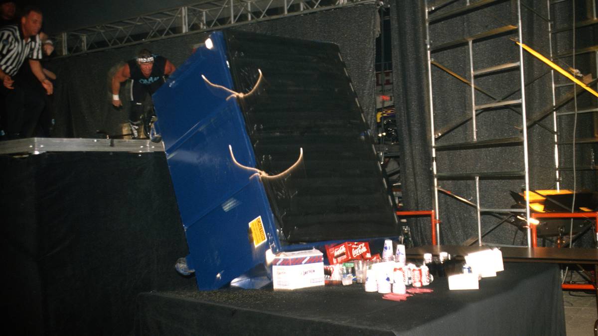 2. FEBRUAR 1998 - Schock-Stunt! Die frisch formierten New Age Outlaws (Billy Gunn und The Road Dogg) sperren Cactus Jack (Mick Foley) und Chainsaw Charlie (Terry Funk) in einen Müllcontainer und schubsen ihn von der Einmarschrampe
