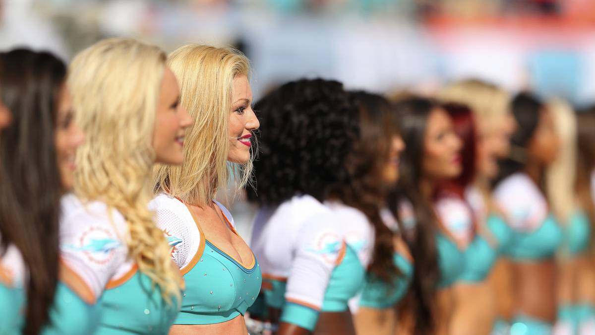 Die Cheerleader der Miami Dolphins in Reih und Glied. Gebracht hat diese Unterstützung leider nichts. Mit acht Siegen und acht Niederlagen verpassen die Delfine die Playoffs.