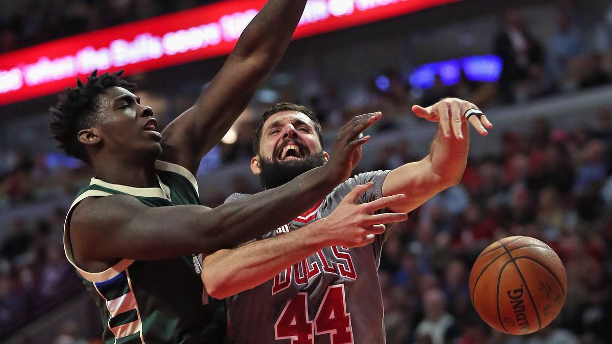 Auch Nikola Mirotic wird von Milwaukees Johnny O'Bryant III heftig attackiert