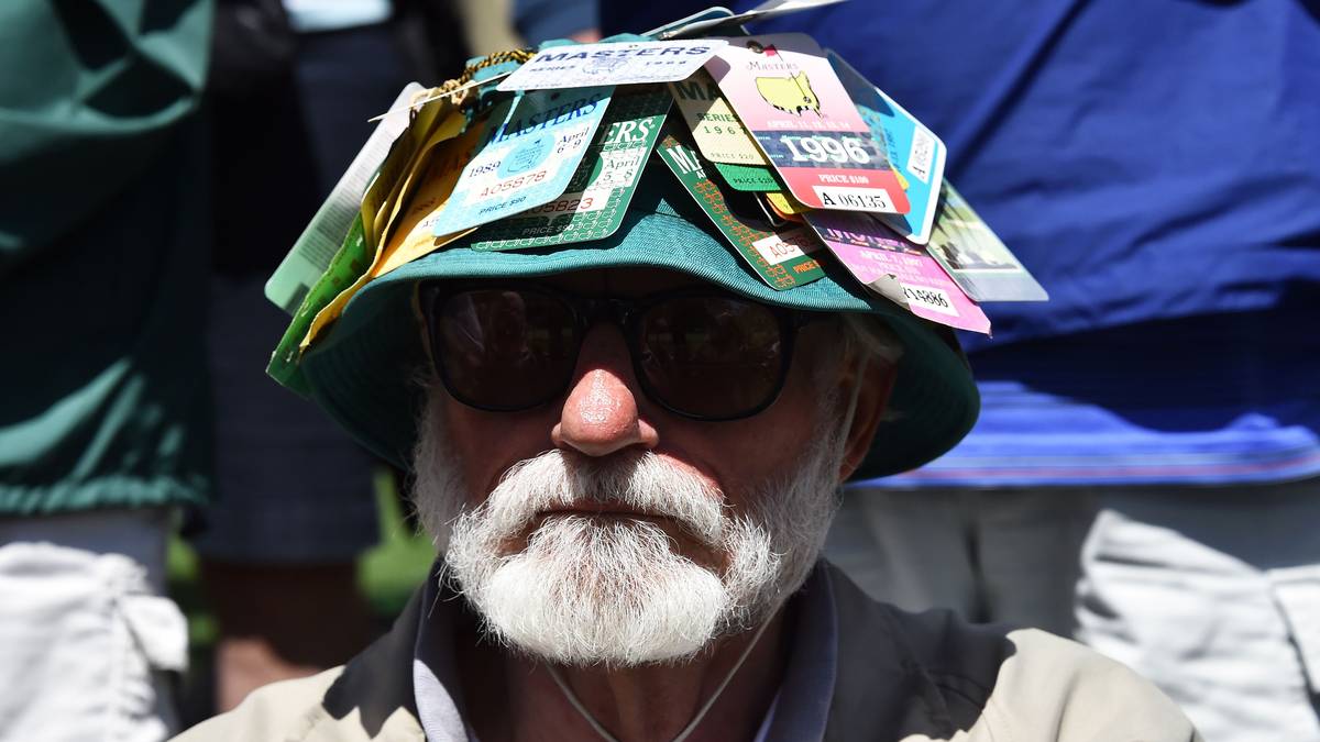 Für diesen Herren ist es augenscheinlich nicht das erste Masters, wie die zahlreichen Eintrittskarten auf seinem Hut beweisen