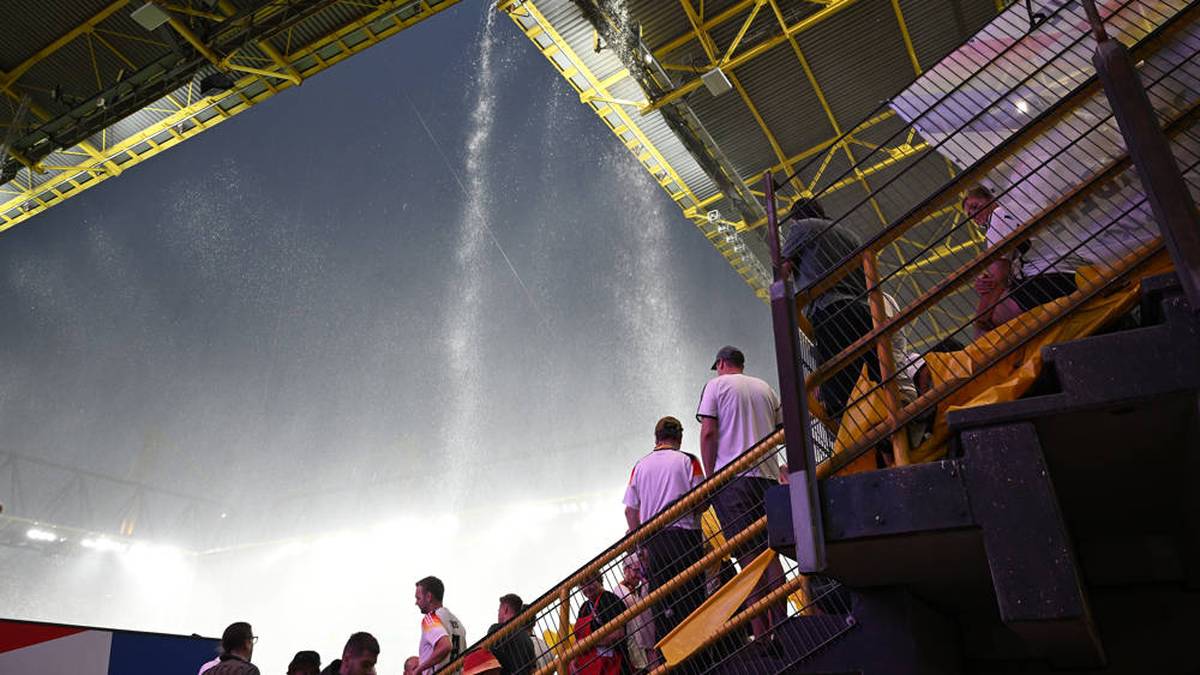 Heftige Regenfälle im Signal-Iduna-Park. 