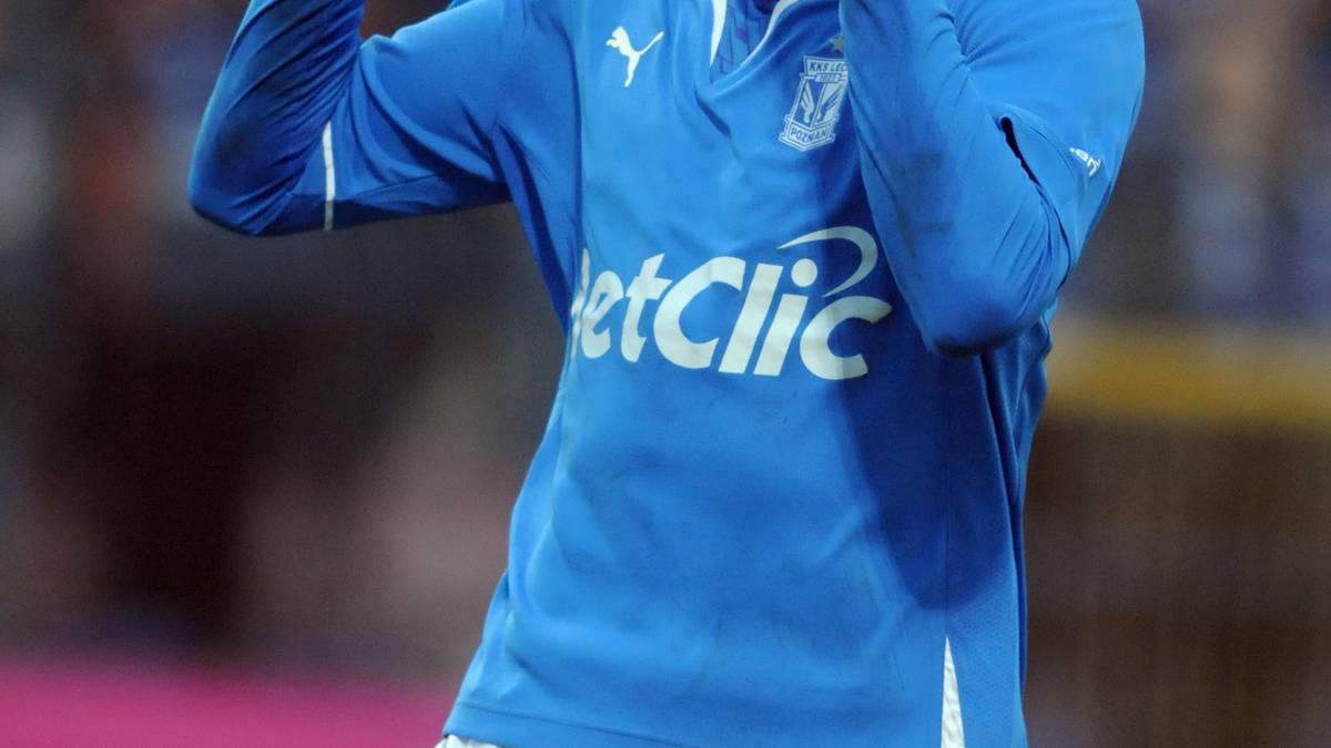 2010 wird auch Borussia Dortmund auf den Stürmer aufmerksam - und schon damals geht Lewandowski an die Öffentlichkeit, um Druck auf seinen Noch-Arbeitgeber zu machen, ihn ziehen zu lassen: "Meine Entscheidung ist gefallen. Ich will Lech im Sommer verlassen", teilt er dem Blatt "Fakt" mit