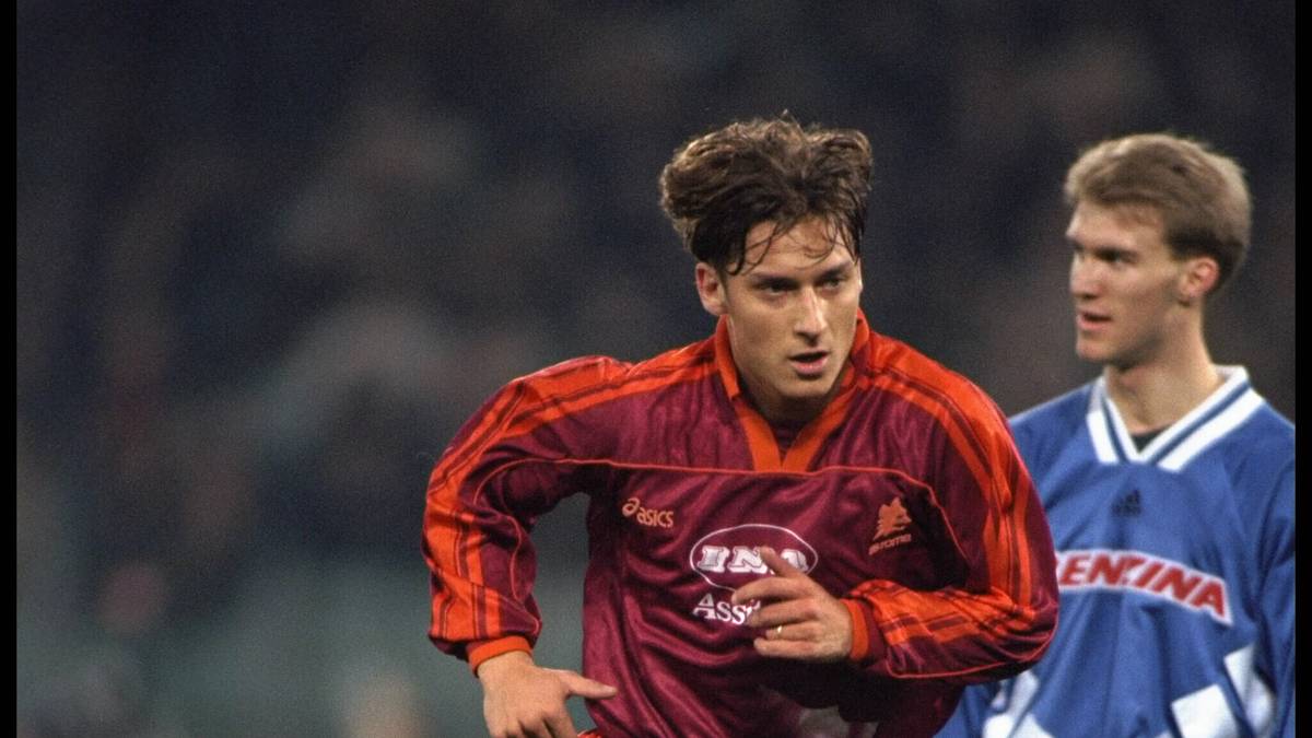 Am 28. März 1993 debütiert ein gewisser Totti im zarten Alter von 16 Jahren für die Roma in der höchsten italienischen Spielklasse. Auch Auftritte in den europäischen Wettbewerben lassen nicht lange auf sich warten