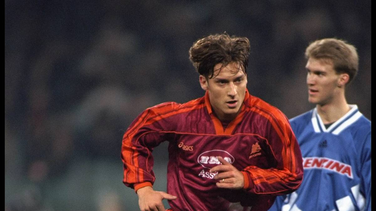 Am 28. März 1993 debütiert ein gewisser Totti im zarten Alter von 16 Jahren für die Roma in der höchsten italienischen Spielklasse. Auch Auftritte in den europäischen Wettbewerben lassen nicht lange auf sich warten