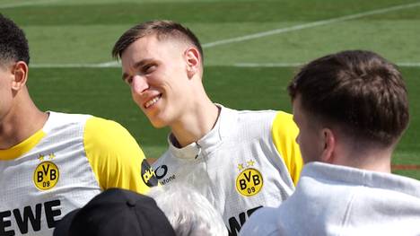 Am Wochenende wurde Nico Schlotterbeck noch von den eigenen Fans im Stadion ausgepfiffen. Im Training am Dienstag posierte er brav für Bilder mit Fans nach dem Training. Die Nachfrage nach Bildern mit ihm scheint unverändert.