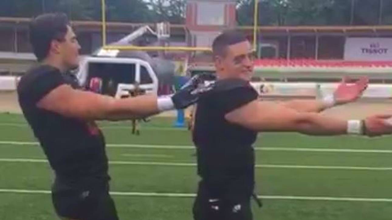 Footballer tanzen den Macarena