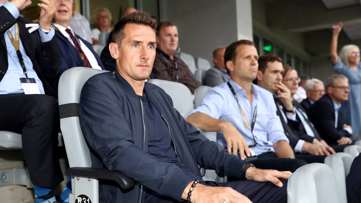 Klose hat ein Angebot vorliegen, die Antwort steht aber noch aus. Nach SPORT1-Informationen will Klose eher bei der U17 bleiben. Mit seiner Mannschaft wurde er in seinem ersten Trainerjahr auf Anhieb süddeutscher Meister, womit er sich für die Meisterschafts-Endrunde qualifizierte