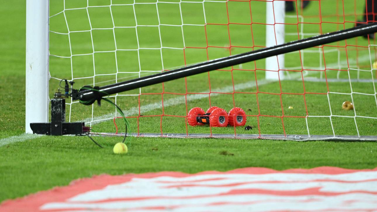 Spielzeugautos stoppen Bundesligaspiel