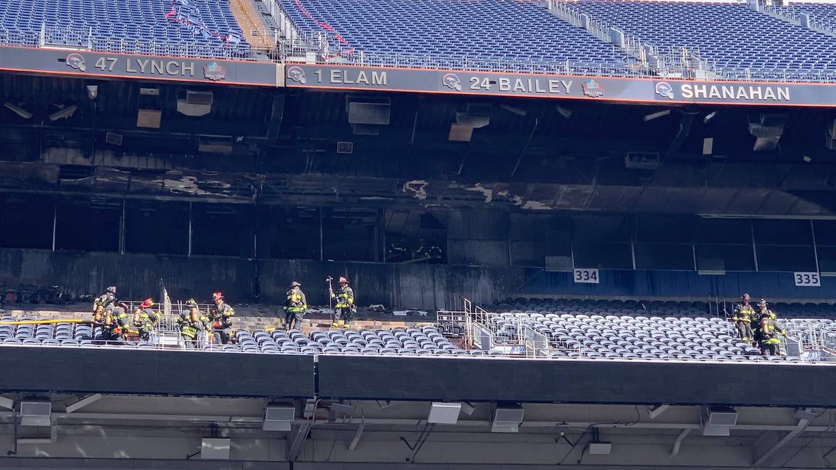 Nach den Löscharbeiten der Feuerwehr werden die großen Schäden im Football-Stadion in Denver sichtbar