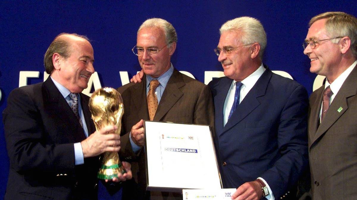 Deutschland bekam die WM. Im Juli 2000 überreichte Sepp Blatter Beckenbauer, längst Chef des Organisationskomitees, den WM-Pokal. Dem Sommermärchen stand nichts mehr entgegen. Na ja, außer noch nicht gebauter Stadien und der DFB-Elf