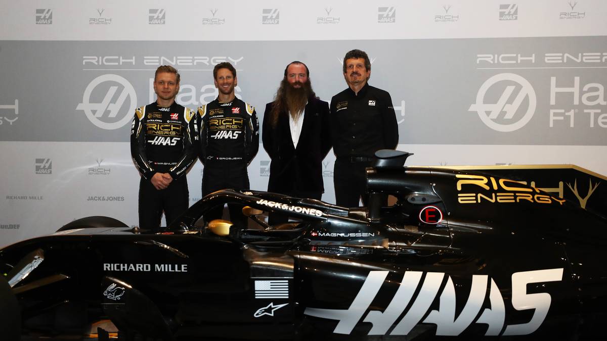 HAAS F1 TEAM: Im letzten Jahr war der Rennstall noch unter den letzten Teams, die ihren neuen Boliden präsentierten, nun wagte sich das Haas F1 Team als erstes aus der Deckung. Mit seinen Fahrern Romain Grosjean (2.v.l.) und Kevin Magnussen (l.) stellte das US-Team seinen VF-19 am 7. Februar vor