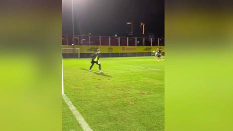 Im Training von Borussia Dortmund in Bangkok wird BVB-Verteidiger Niklas Süle zu Sülinho.