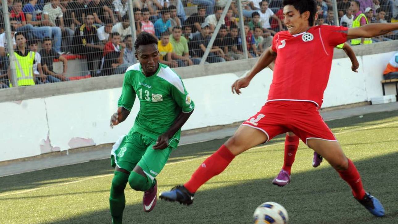 Suleiman al-Obeid (l.), hier im Jahr 2011, war ein palästinensischer Fußballspieler