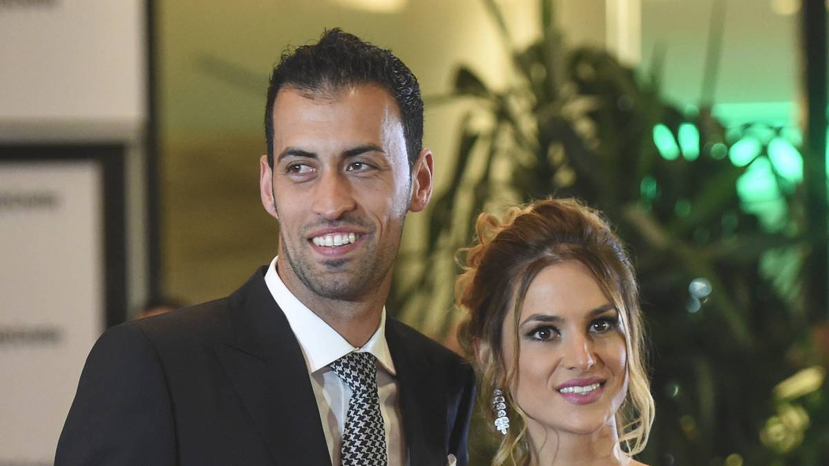 Sergio Busquets hat seine Frau im Arm