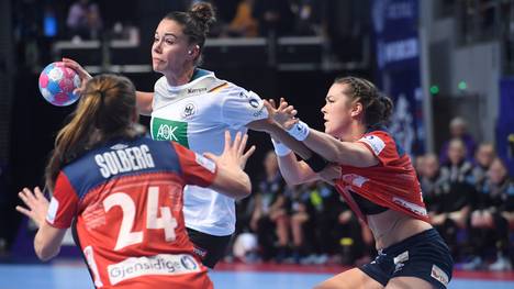 Handball-EM, Frauen: Deutschland schlägt Europameister Norwegen Emily Bölk war mit Ina Großmann Topwerferin des DHB (fünf Treffer)