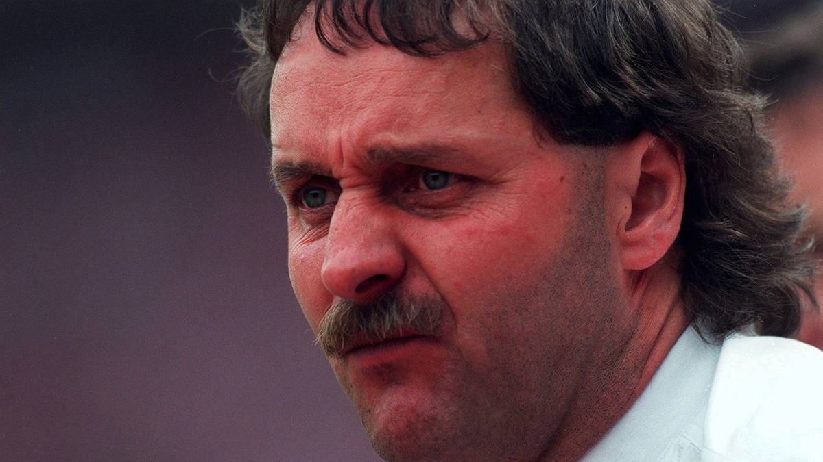 Journalist Dieter Kürten fragt den Hertha-Coach, ob er jemals so hoch verloren hätte. Neururer antwortet: "Ja, klar, das war 1966 gegen meinen Bruder im Tipp-Kick." Die Berliner Führungsriege entlässt Neururer wegen Verunglimpfung des Vereins