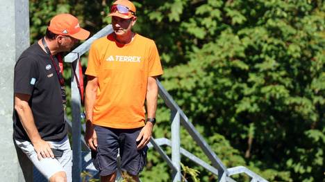 Deutschlands Nachwuchs-Koordinator Werner Schuster und Herren-Bundestrainer Stefan Horngacher im Gespräch