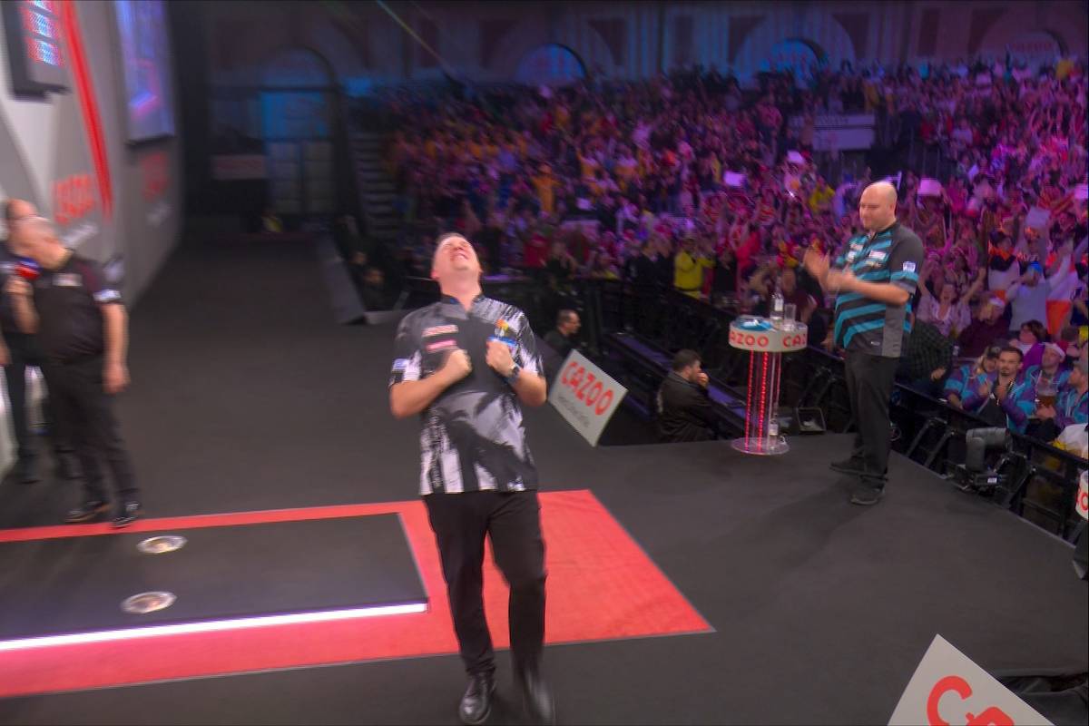 Chris Dobey steht nach einem 4:2-Sieg gegen Rob Cross im Viertelfinale der Darts-WM. Mit einem 170er-Finish im vierten Satz sorgt er für das Highlight des Spiels.