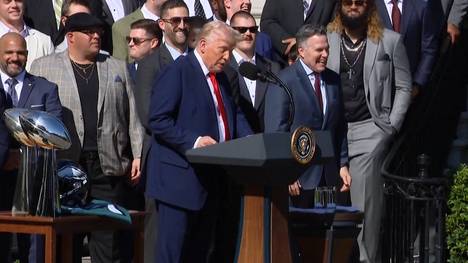 US-Präsident Donald Trump empfängt den Super-Bowl-Champion, die Philadelphia Eagles, im Weißen Haus und stichelt gegen Taylor Swift.