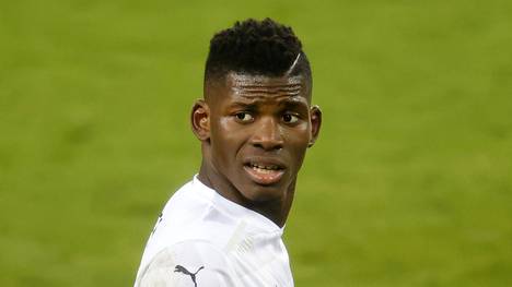 Breel Embolo wird im Zuge einer Corona-Party von der Polizei registriert. Der Gladbacher entschuldigt sich vor dem Spiel gegen Bremen für den Vorfall, doch sagt er die Wahrheit?