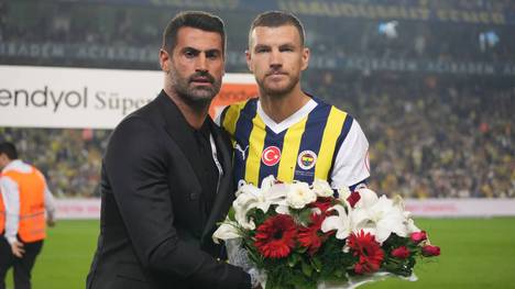 Edin Dzeko (l.) im Trikot von Fenerbahce SK und Trainer Volkan Demirel von Hatayspor