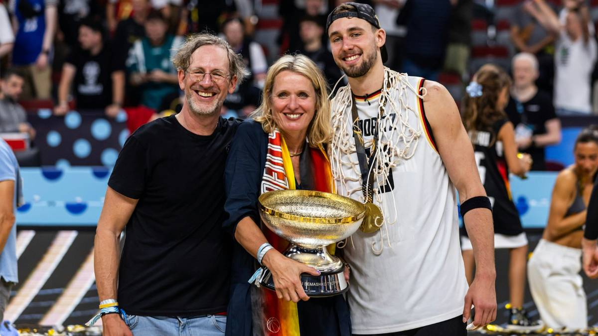 Sierra Onyx in a professional shota glamorous Sierra OnyxSierra Onyx's polished look