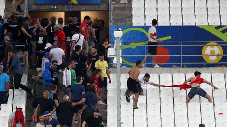 Russische Fans gehen im Stadion von Marseille auf englische Anhänger los