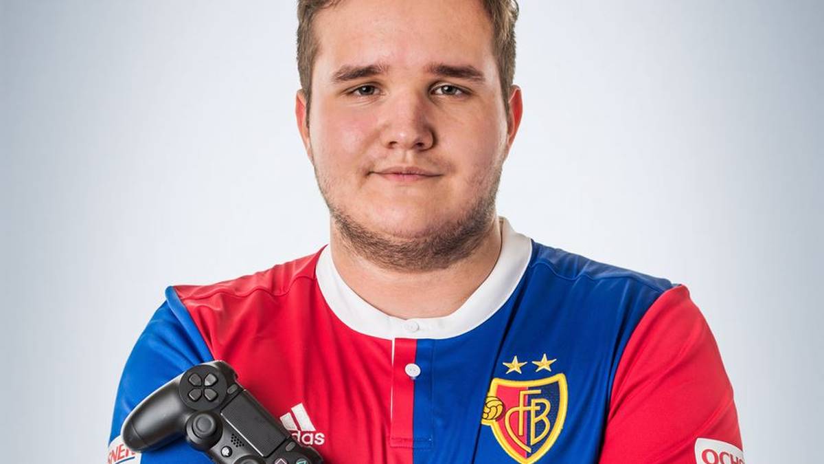 Wie Cihan spielt auch Tim "TheStrxngeR" Katnawatos für einen Fußballverein. Doch im Gegensatz zum RB-Akteur gehört Katnawatos zum FIFA-Aufgebot des Schweizer Fußballclubs FC Basel. Im Zuge der TAG Heuer Virtuellen Bundesliga tritt er jedoch im Dress von RB Leipzig an