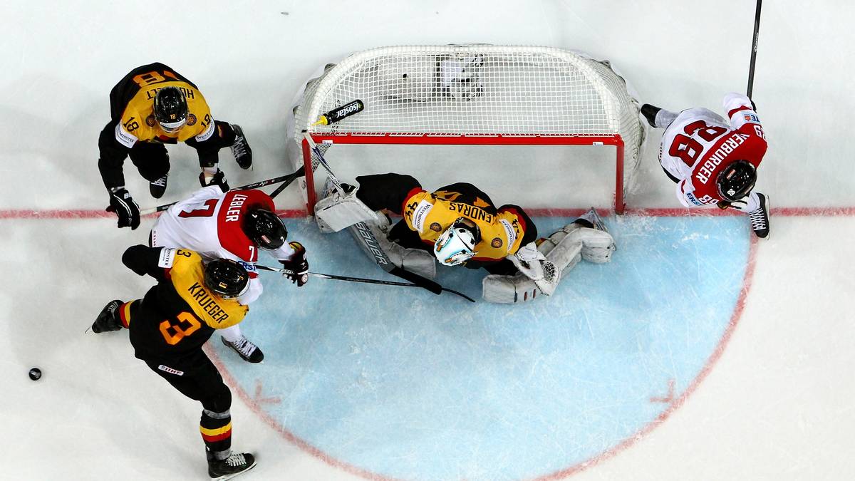 Zum Auftakt der Olympia-Qualifikationsrunde in Riga besiegt Deutschland Japan klar mit 5:0. Im 2. Spiel nimmt die Sturm-Truppe Revanche für das "Eishockey-Cordoba" von 2013 und schießt Österreich mit 6:0 aus der Halle