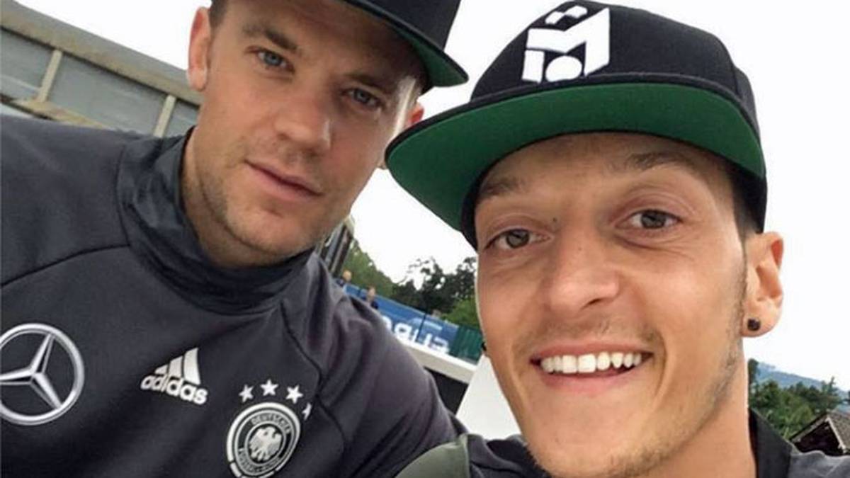 In Deutschland gibt es keinen Fußballer, der mehr Follower auf Facebook hat. Fast 31,5 Mio. Menschen folgen Özil im Web, der seine Fans ständig mit Selfies über sein Leben auf dem Stand hält