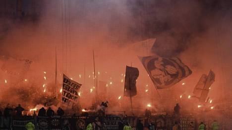 Die Fans von Eintracht Frankfurt haben durch das Abbrennen von Pyrotechnik für eine Spielunterbrechung gesorgt