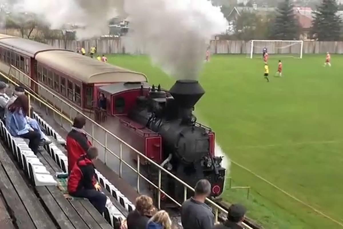 In der Slowakei können Fußball-Fans einen besonderen Stadion-Moment erleben. In Cierny Balog fährt auch während der Spiele eine Eisenbahn durch das Stadion. 