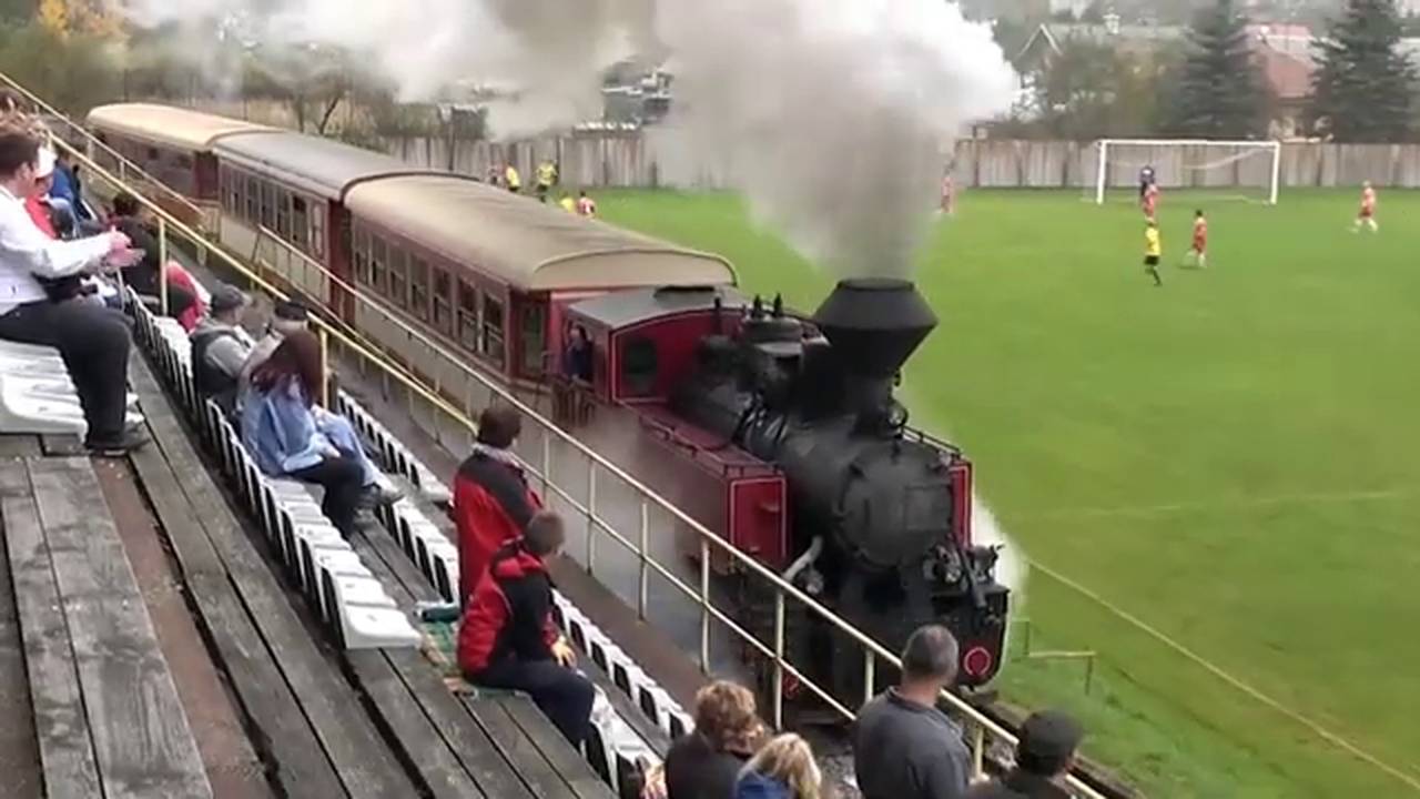 Völlig skurril! Eisenbahn fährt durch Fußball-Stadion