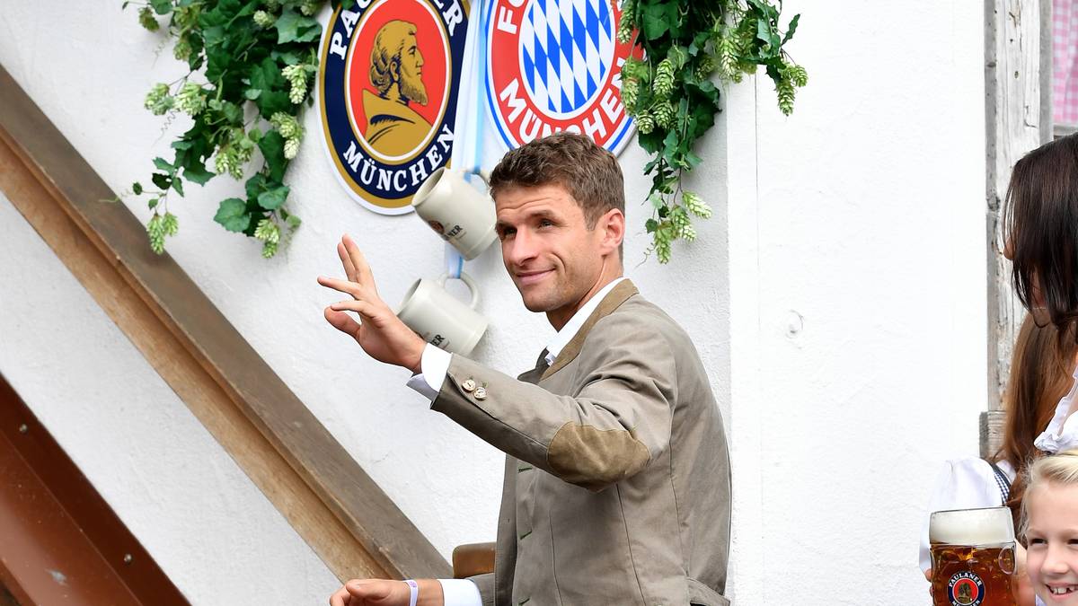 Thomas Müller kann nach der 0:3-Klatsche gegen Borussia Mönchengladbach wieder lachen...
