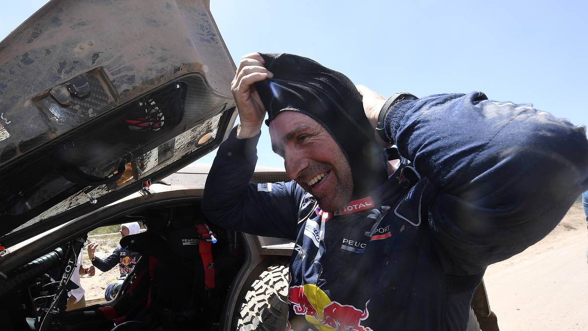 Und strahlt am Ende sichtlich erleichtert. Mal sehen, ob der Rekordsieger (6 Siege mit dem Motorrad und 6 mit dem Auto) den Schwung nun in die nächste Etappe mitnehmen kann