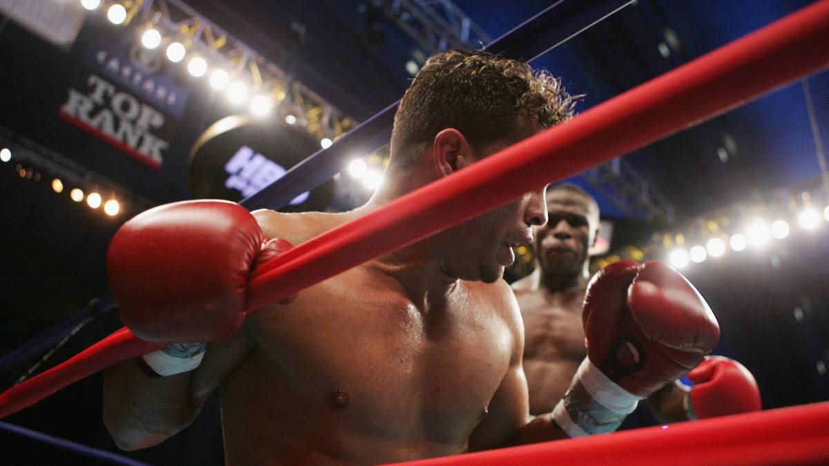 Drei Jahre später der nächste Streich: Mayweather dominiert Halbweltergewichts-Weltmeister Arturo Gatti (WBC) nach Belieben