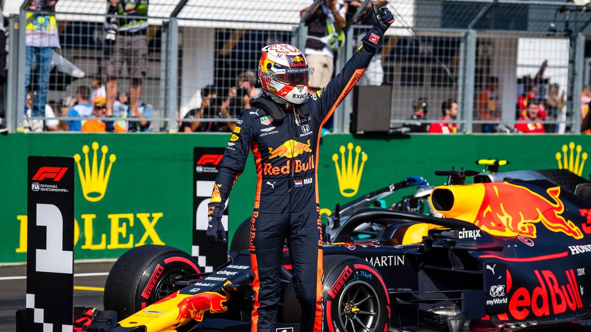 Endlich hat er es geschafft: Max Verstappen hat beim Großen Preis von Ungarn im Qualifying die erste Pole Position seiner Karriere eingefahren. Der Niederländer ist damit der 100. Fahrer, dem dieses Kunststück in der Formel 1 gelungen ist